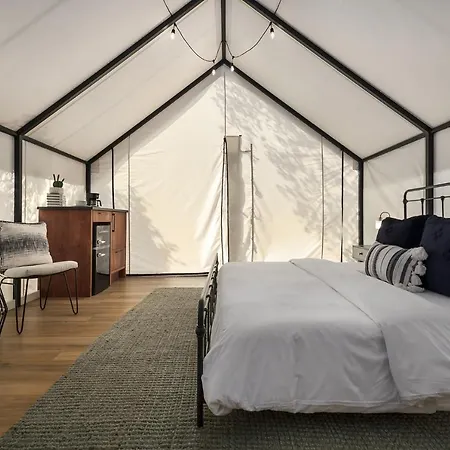 Hotel Glamping At Cherry Cove W/ Hot Tub!